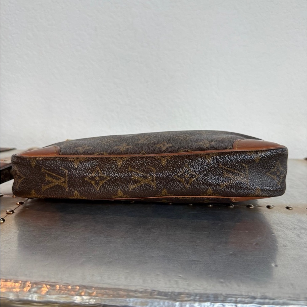 ๐ SOLD ๐ LOUIS VUITTON
Marly Dragonne GM
Monogram Clutch /Handbag - Picture 10 of 15